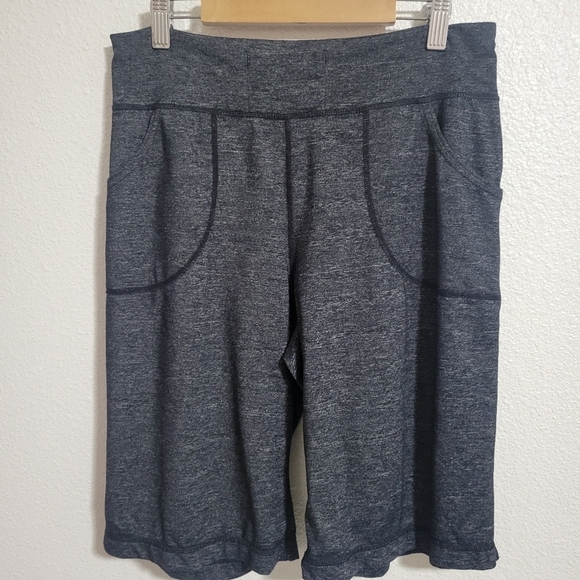 Lululemon shorts with pockets loose fit size 6 - Picture 1 of 9
